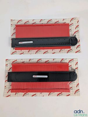 une paire de stylos noirs et rouges posés sur une feuille de papier