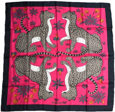 une écharpe rose et noire ornée de deux léopards