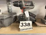 certains outils sont posés sur une étagère dans un magasin, avec une étiquette de prix