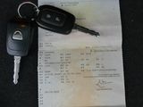 un ticket de caisse sur lequel sont posés une clé de voiture et un porte-clés de voiture
