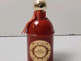 un flacon de parfum posé sur une surface blanche