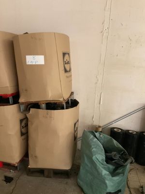 de nombreuses boîtes empilées dans une pièce