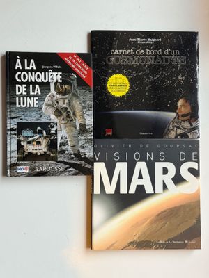 deux livres posés sur une surface blanche sur laquelle est collé un autocollant jaune