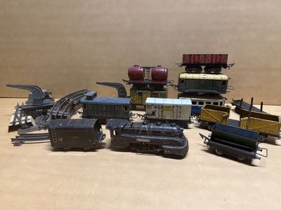 de nombreux types de trains miniatures sur la table