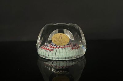 un vase en verre contenant une pièce d'or