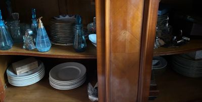 Dans le buffet enfilade, ensemble de vaisselles dont assiett…