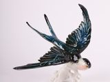une figurine représentant un oiseau posé sur une table