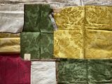 de nombreux morceaux de tissu étalés sur une table