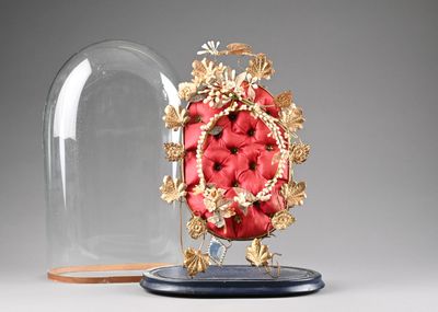 une cloche en verre contenant une fleur rouge