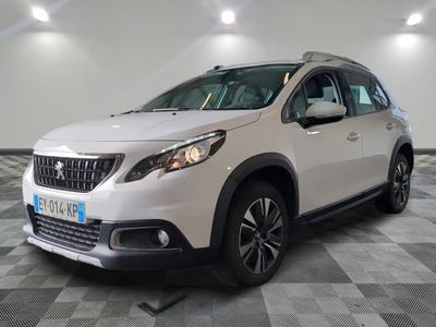 la voiture blanche est garée sur un sol en damier dans le garage
