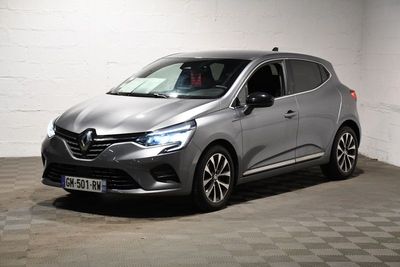 la voiture argentée est garée dans le garage sur le sol en damier