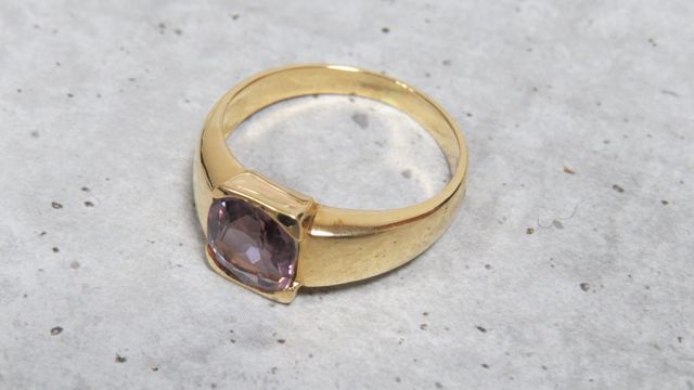 Bague en or jaune 750 millièmes ornée au centre d'une tourmaline ...