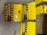 une boîte jaune contenant tout un tas de vis