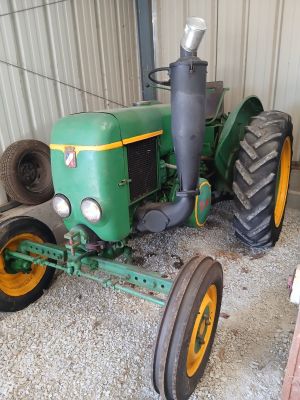 un tracteur garé dans un garage
