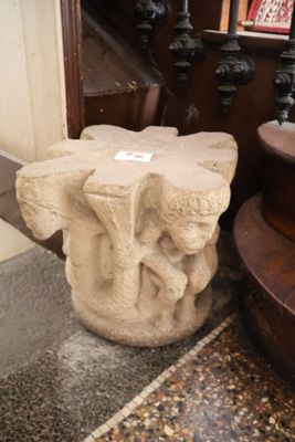 un socle en pierre au milieu d'une pièce