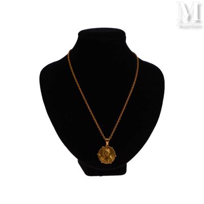 un collier avec une pièce d'or autour du cou d'un mannequin