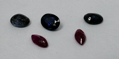 5 Pierres sur papier (2 rubis+3 saphirs)