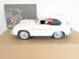 une petite voiture posée sur une boîte en carton