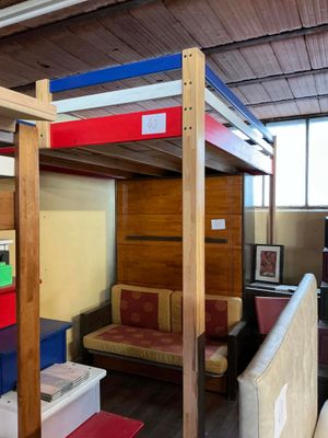 un lit superposé avec un canapé en dessous, dans une chambre