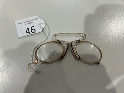 Deux paires de lunettes sont posées sur une table, avec une étiquette de prix