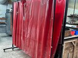 un rideau rouge accroché sur le côté d'un immeuble