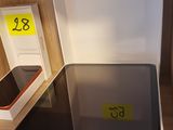 une plaque de cuisson noire et blanche sur laquelle est collé un autocollant jaune
