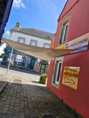 un bâtiment rouge avec une enseigne jaune sur le côté