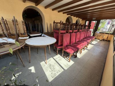 Agencement de salle comprenant: