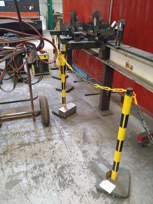 une machine qui travaille sur une pièce de métal