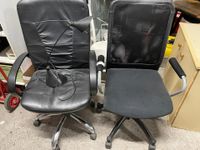 Lot de deux fauteuils de bureau