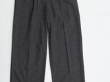 un gros plan sur un pantalon gris sur fond blanc