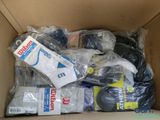 une boîte en carton remplie d'objets hétéroclites