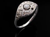 gros plan d'une bague avec des diamants sur une surface noire