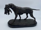 statue en bronze représentant un chien tenant un canard dans la gueule