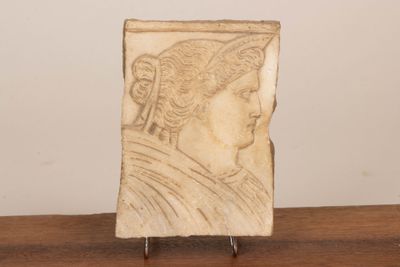 ART ROMAIN. Fragment de bas-relief en marbre figurant un pro…