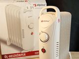 un radiateur électrique blanc posé sur une table à côté d'une boîte