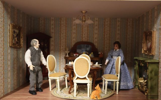 Diorama. Composition miniature, dans une vitrine en bois, vitre e...
