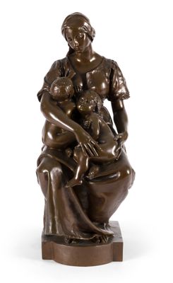 une statue en bronze d'une femme tenant un enfant dans ses bras