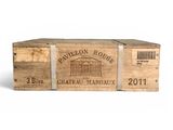 trois caisses de vin en bois sont empilées les unes sur les autres