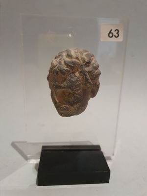 Visage d’un servant en schiste