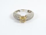 une photo d'une bague sertie d'un diamant jaune