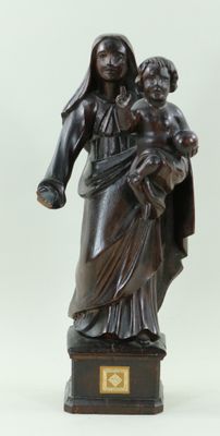 statue d'une femme tenant un enfant dans ses bras