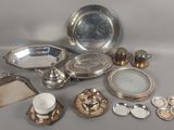 beaucoup d'objets en argent qui se trouvent sur la table