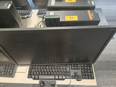 beaucoup d'ordinateurs posés sur une table