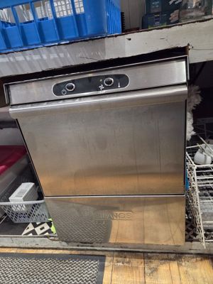 un lave-vaisselle argenté installé dans une cuisine