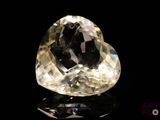 une image représentant un diamant en forme de cœur sur un fond noir