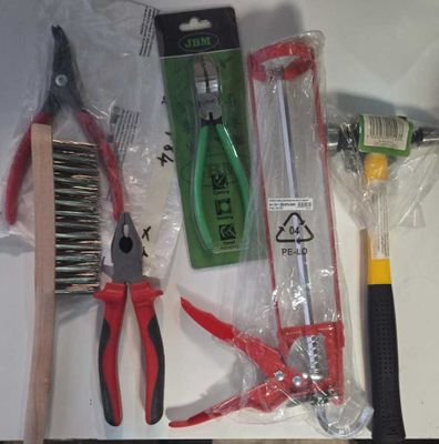 de nombreux outils différents posés sur une table
