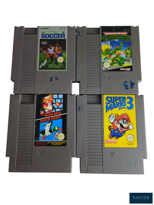 quatre cartouches de jeux Nintendo empilées les unes sur les autres