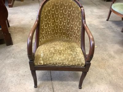 une chaise qui se trouve au milieu d'une pièce