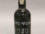 une vieille bouteille de vin posée sur une table blanche